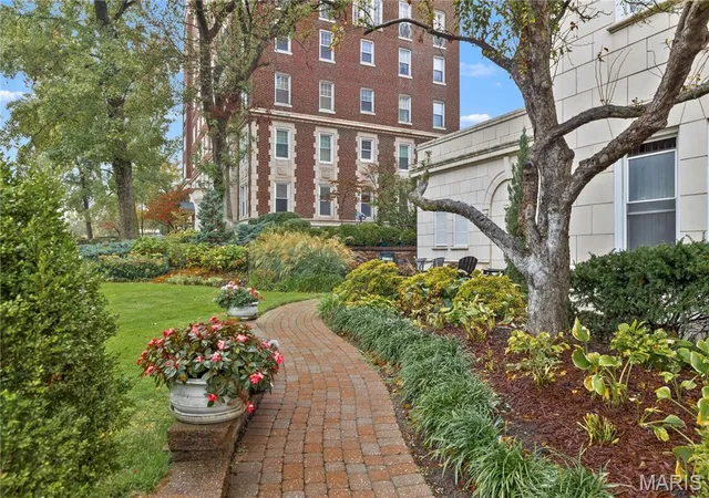Listing Photo 4 - Condo for sale in building located at 709 S Skinker Blvd, St. Louis, MO 63105 - Unit #703