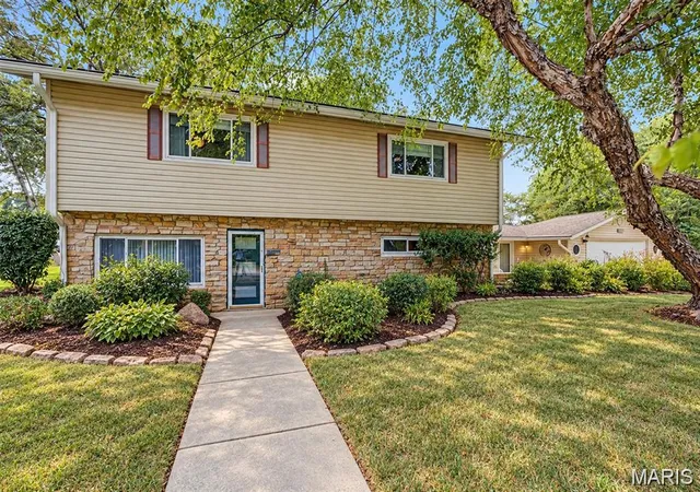 Photo 1 of Single family home for sale at 1237 Gerber Rd, Edwardsville, IL 62025 | MLS# MIS26007093 | Listing updated on 2026-10-22