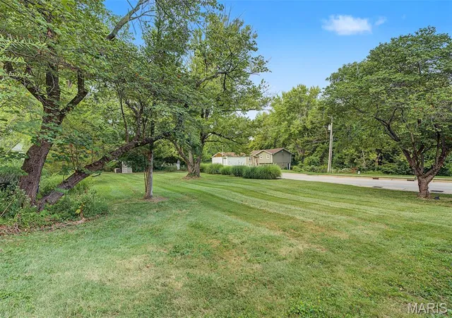 Photo 4 of Single family home for sale at 1237 Gerber Rd, Edwardsville, IL 62025 | MLS# MIS26007093 | Listing updated on 2026-10-23