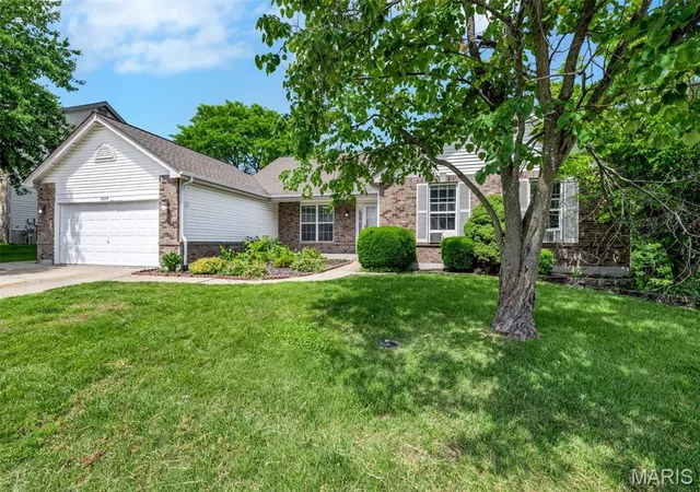 2nd image of 1828 Chateau Du Mont Dr, Florissant, MO 63031 | MLS# MIS26007603
