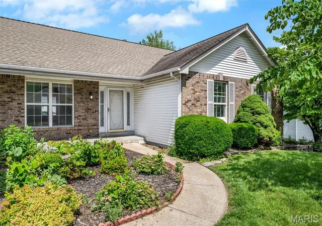 3rd image of 1828 Chateau Du Mont Dr, Florissant, MO 63031 | MLS# MIS26007603