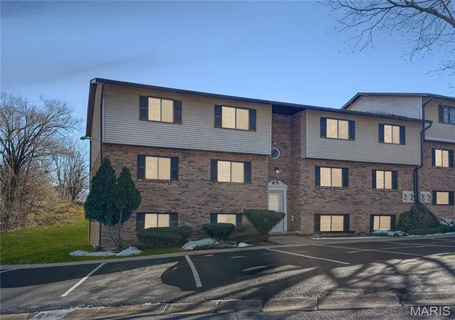2nd image of 17 Village West Ct #101, Washington, MO 63090 | MLS# MIS26007623