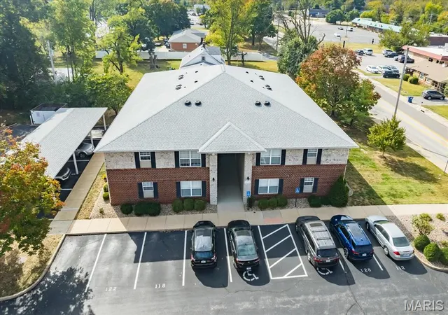 2nd image of 406 S Church St, St Peters, MO 63376