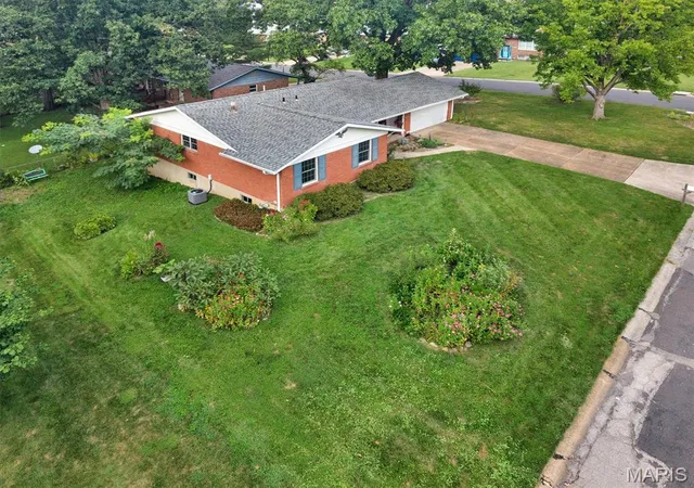 Photo 2 of Sale Pending at 5837 Oak Forest Ln, St Louis, MO 63128 | MLS# MIS26008207 | Listing updated on 2026-09-02