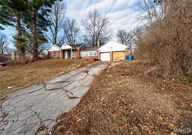 Photo 3 of Single family home for sale at 9859 Scottdale Dr, St Louis, MO 63136 | MLS# MIS26008255 | Listing updated on 2026-09-22