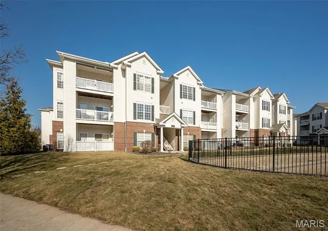 Homes for sale in St Louis, MO | 37 Kassebaum Lane, St Louis, MO 63129 | Houzeo
