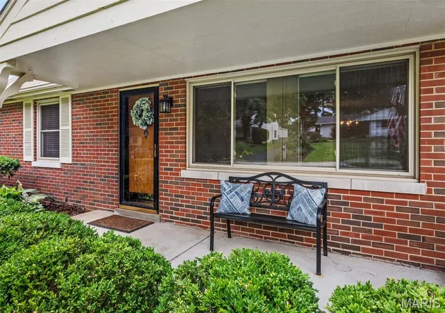 Photo 2 of Single family home for sale at 12 Winslow Ln, Saint Louis, MO 63131 | MLS# MIS26008503 | Listing updated on 2026-08-31