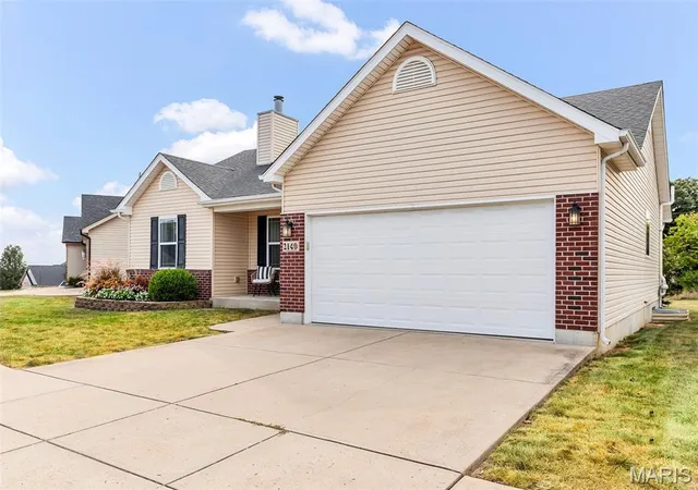 Photo 2 of Sale Pending at 2140 Warwick Castle Dr, Imperial, MO 63052 | MLS# MIS26008606 | Listing updated on 2026-09-28
