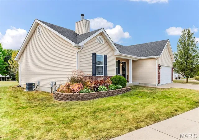 Photo 3 of Sale Pending at 2140 Warwick Castle Dr, Imperial, MO 63052 | MLS# MIS26008606 | Listing updated on 2026-09-28