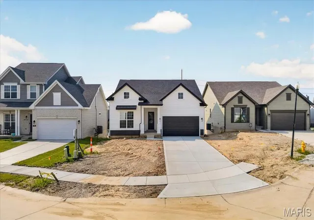 Photo 2 of Sale Pending at 86 River Wind Dr, Saint Charles, MO 63301 | MLS# MIS26008704 | Listing updated on 2026-09-29