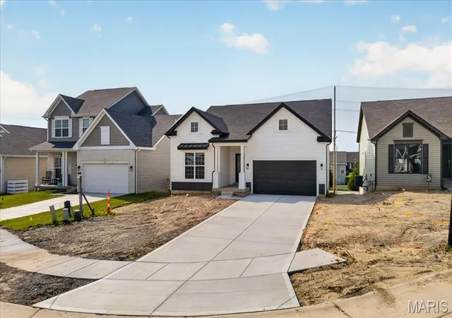 Photo 3 of Sale Pending at 86 River Wind Dr, Saint Charles, MO 63301 | MLS# MIS26008704 | Listing updated on 2026-09-29