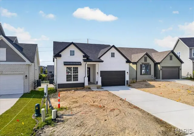 Photo 3 of Sale Pending at 86 River Wind Dr, Saint Charles, MO 63301 | MLS# MIS26008704 | Listing updated on 2026-09-29
