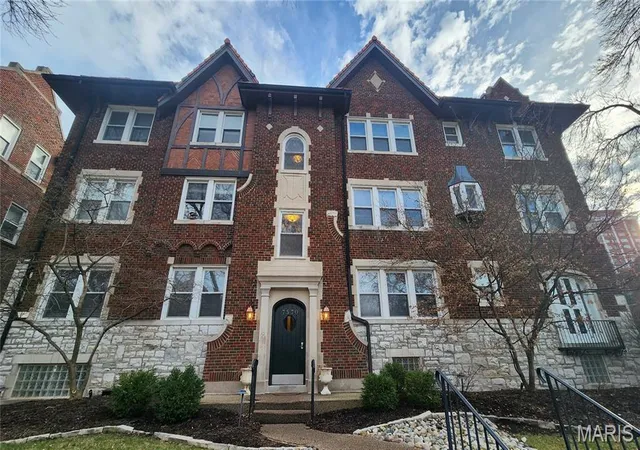 Condo for sale at 7570 Byron Pl #3W, Clayton, MO 63105 | MLS# MIS26009077