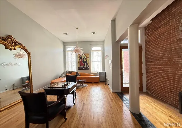 Photo 3 of Single family home for sale at 1906 Lasalle St, Saint Louis, MO 63104 | MLS# MIS26009419 | Listing updated on 2026-09-01