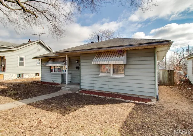 Photo 2 of Single family home for sale at 3413 Milton Dr, Alton, IL 62002 | MLS# MIS26009574 | Listing updated on 2026-09-15