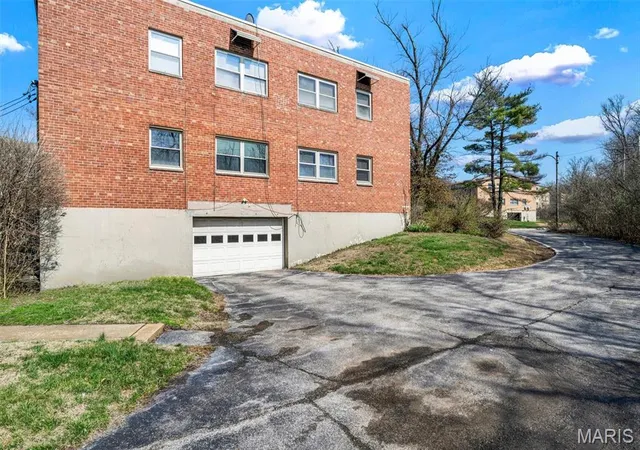 2nd image of 3 Delcrest Ct, University City, MO 63124