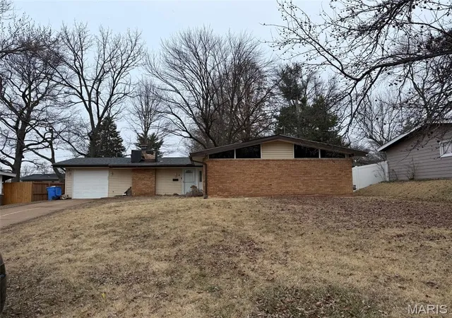 Photo 1 of Single family home for sale at 4 Milbrook Ln, Florissant, MO 63033 | MLS# MIS26009886 | Listing updated on 2026-08-20