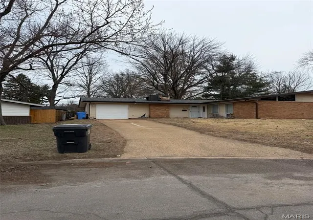 Photo 2 of Single family home for sale at 4 Milbrook Ln, Florissant, MO 63033 | MLS# MIS26009886 | Listing updated on 2026-08-20