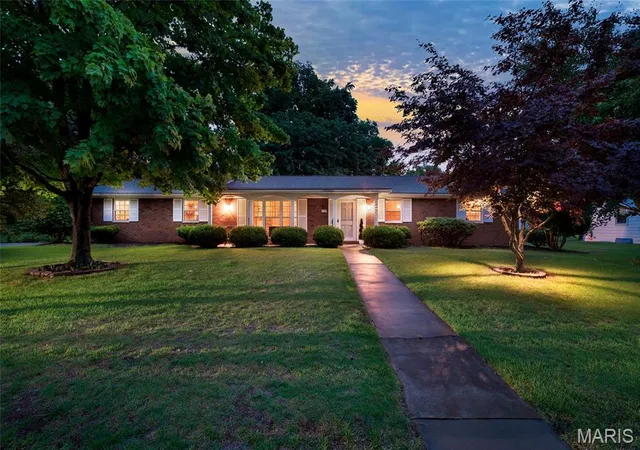 Homes for sale in Collinsville, IL | 208 Division Dr, Collinsville, IL 62234 | MLS# MIS26010871