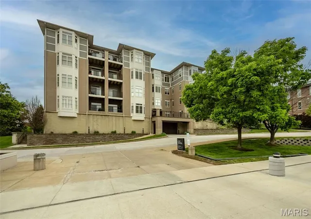 Homes for sale in St Louis, MO | 842 N New Ballas Ct #103, St Louis, MO 63141 | MLS# MIS26011400
