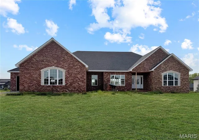 Homes for sale in Columbia, IL | 1383 Walnut Ridge Dr, Columbia, IL 62236 | MLS# MIS26011729