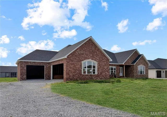 Homes for sale in Columbia, IL | 1383 Walnut Ridge Dr, Columbia, IL 62236 | MLS# MIS26011729