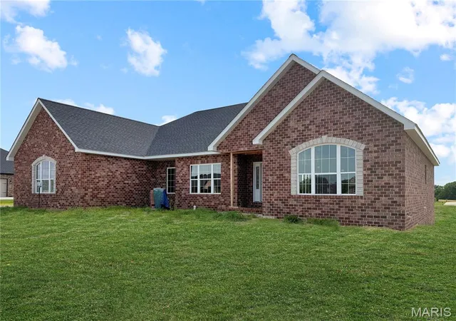 Homes for sale in Columbia, IL | 1383 Walnut Ridge Dr, Columbia, IL 62236 | MLS# MIS26011729