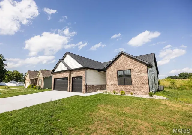 Photo 2 of Single family home for sale at 614 Mortar St, Mascoutah, IL 62258 | MLS# MIS26011915 | Listing updated on 2026-09-21