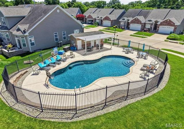 Photo 2 of Sale Pending at 216 Woodland Pl Ct, Saint Charles, MO 63303 | MLS# MIS26012256 | Listing updated on 2026-08-31