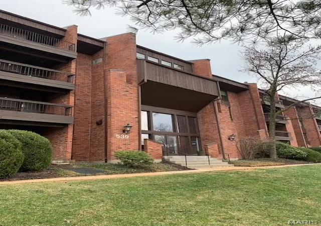 Homes for sale in Creve Coeur, MO | 539 Coeur De Royale Dr #204, Creve Coeur, MO 63141 | MLS# MIS26012312