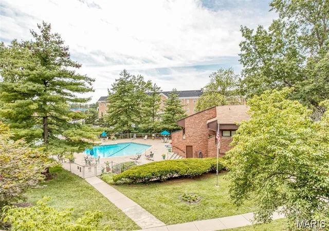 Homes for sale in Creve Coeur, MO | 539 Coeur De Royale Dr #204, Creve Coeur, MO 63141 | MLS# MIS26012312
