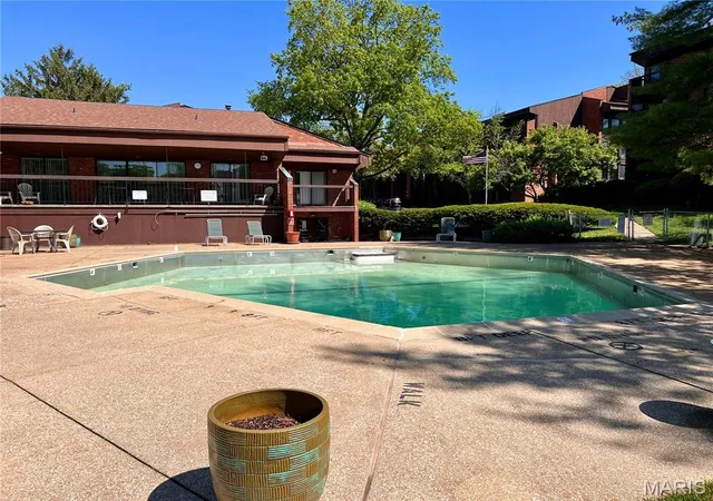 Homes for sale in Creve Coeur, MO | 539 Coeur De Royale Dr #204, Creve Coeur, MO 63141 | MLS# MIS26012312