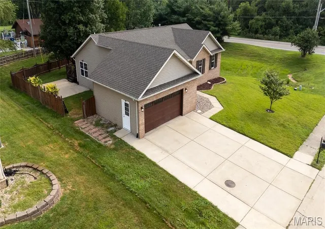 Photo 2 of Single family home for sale at 2763 Cascade Lake Dr, Belleville, IL 62221 | MLS# MIS26012372 | Listing updated on 2026-09-14