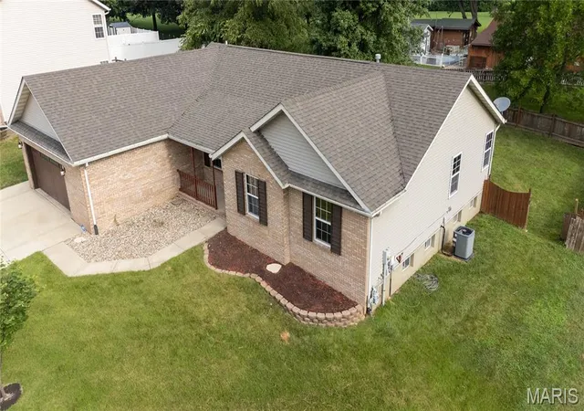 Photo 3 of Single family home for sale at 2763 Cascade Lake Dr, Belleville, IL 62221 | MLS# MIS26012372 | Listing updated on 2026-09-14
