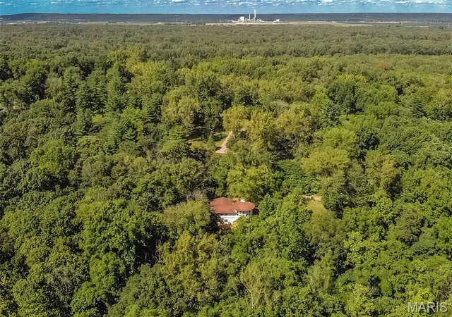 3rd image of 235 Quindaro Dr, Florissant, MO 63034 | MLS# MIS26012671
