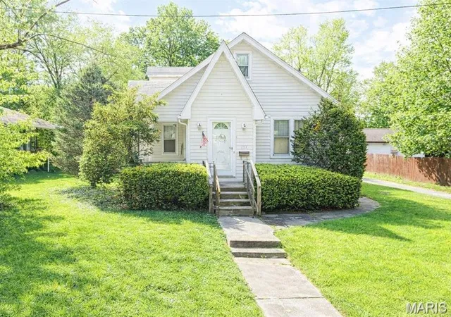 Homes for sale in Belleville, IL | 112 N 36th St, Belleville, IL 62226 | MLS# MIS26013026