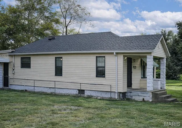 Photo 3 of Single family home for sale at 2708 Missouri Ave, East Saint Louis, IL 62205 | MLS# MIS26013192 | Listing updated on 2026-04-16