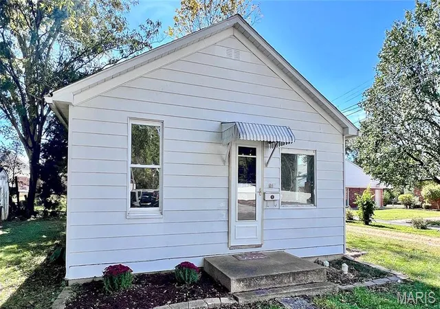 Single family home for sale at 604 Kaskaskia St, New Athens, IL 62264 | MLS# MIS26013338