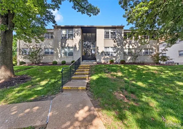 Homes for sale in Ballwin, MO | 149 Cumberland Park Ct #H, Ballwin, MO 63011 | MLS# MIS26013446