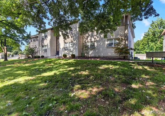 Homes for sale in Ballwin, MO | 149 Cumberland Park Ct #H, Ballwin, MO 63011 | MLS# MIS26013446
