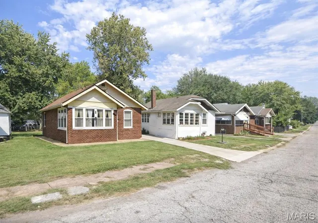 Homes for sale in East Saint Louis, IL | 1511 College Ave, East Saint Louis, IL 62205 | MLS# MIS26013603