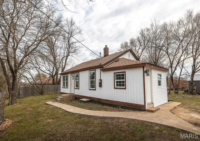 Homes for sale in Dixon, MO | 303 S Pine St, Dixon, MO 65459 | MLS# MIS26013648