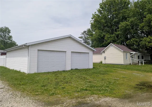 Photo 1 of Single family home for sale at 701 White Ave, Greenville, IL 62246 | MLS# MIS26013814 | Listing updated on 2026-09-01