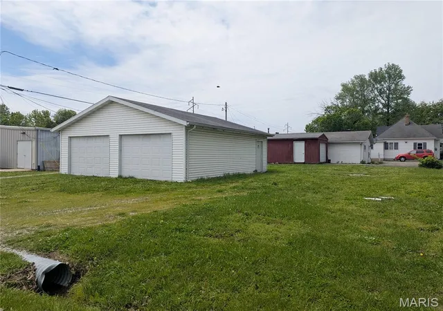 Photo 2 of Single family home for sale at 701 White Ave, Greenville, IL 62246 | MLS# MIS26013814 | Listing updated on 2026-09-01