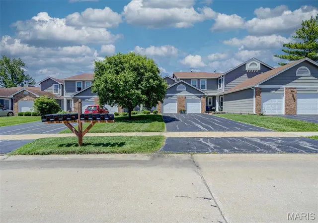 Homes for sale in Maryland Heights, MO | 12069 Autumn Lakes Dr, Maryland Heights, MO 63043 | MLS# MIS26014395