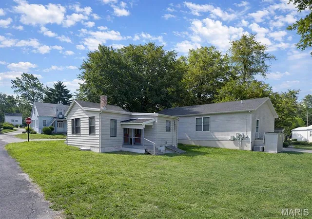 Photo 3 of Single family home for sale at 400 N 5th St, Belleville, IL 62220 | MLS# MIS26014483 | Listing updated on 2026-09-25