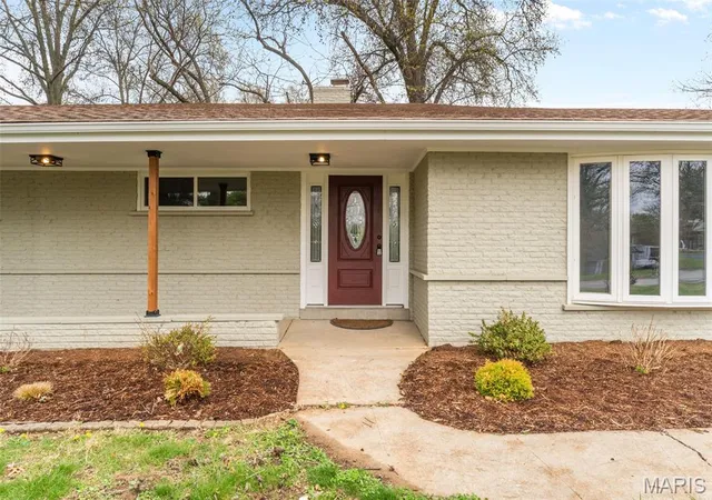 Photo 2 of Single family home for sale at 26 Castle Dr, Florissant, MO 63034 | MLS# MIS26014486 | Listing updated on 2026-09-28