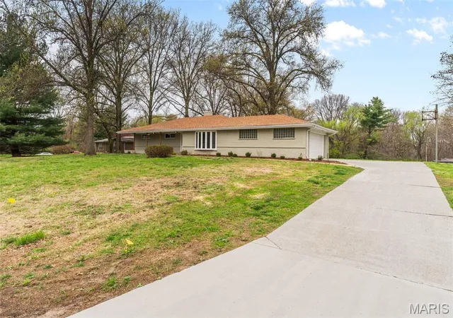 4th image of 26 Castle Dr, Florissant, MO 63034 | MLS# MIS26014486