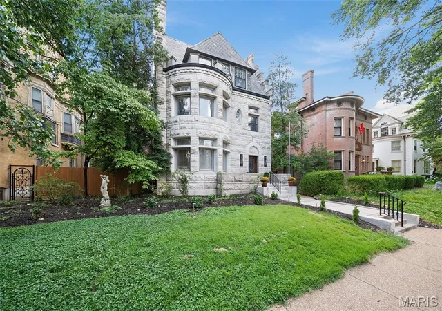 Homes for sale in St Louis, MO | 4410 Westminster Pl, St Louis, MO 63108 | MLS# MIS26014599