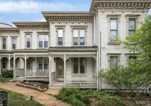 Townhouse for sale at 2234 Hickory St, St Louis, MO 63104 | MLS# MIS26014984